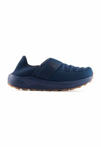 Námořnická slip-on obuv s prošívaným svrškem, texturovanou síťovinou, akcentem loga a gumovou podrážkou s drážkami pro přilnavost a polstrovanou mezipodešví.
