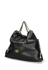 Borsa sintetica nera con parte superiore arricciata, manici a catena in argento e oro, e un accentuato logo dorato sulla parte anteriore. Texture liscia.