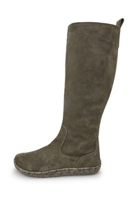 Garas olīvu zaļa zamšādas zābaki ar noapaļotu purngalu un teksturētu gumijas zoli. Iespējas: sānu panelis un smalks izšuvuma akcenti augšdaļā.