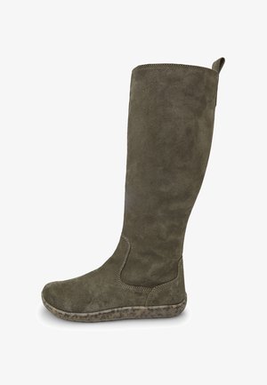 Botas altas de ante verde oliva con punta redondeada y suela de goma texturizada. Presenta un panel lateral y un sutil detalle de costura en la parte superior.