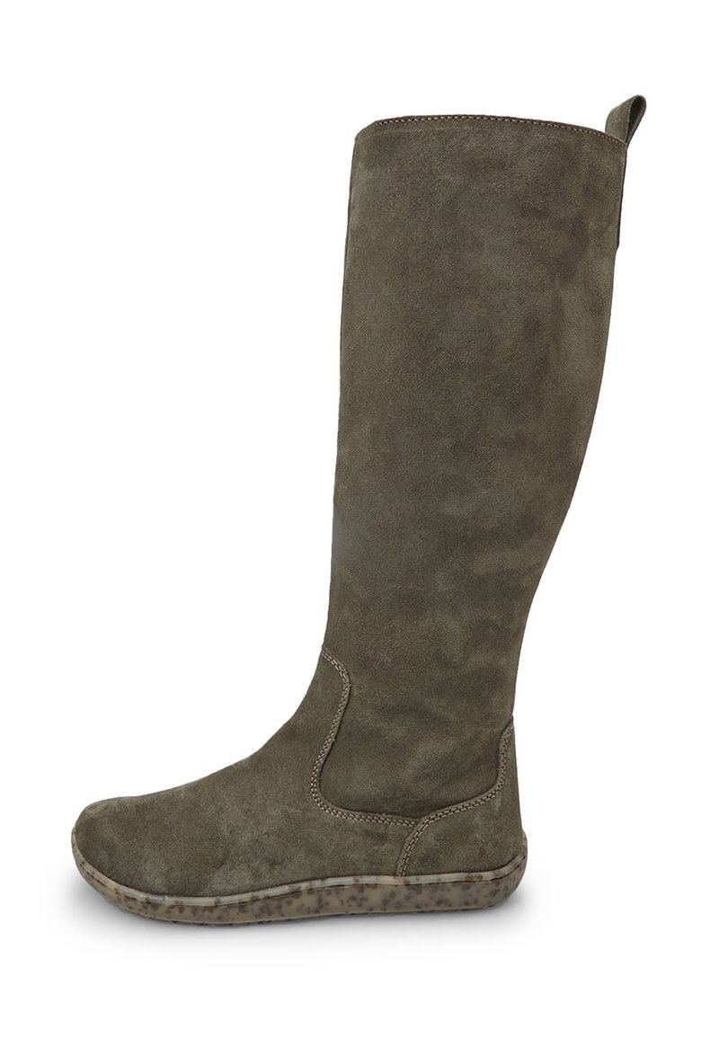 Garas olīvu zaļa zamšādas zābaki ar noapaļotu purngalu un teksturētu gumijas zoli. Iespējas: sānu panelis un smalks izšuvuma akcenti augšdaļā.