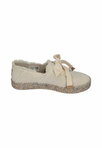 Scarpa in tela beige con bordi sfrangiati, grande dettaglio a fiocco sulla parte anteriore e suola in crepe intrecciata e multicolore.