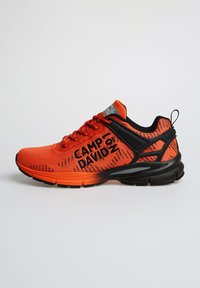 Helles orange Sport Schuh mit schwarzen Akzenten, strukturiertem Obermaterial und prominenter Logo. Verfügt über eine gepolsterte Sohle und reflektierende Details.