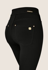 Freddy TRASPIRANTI VITA ALTA E DETTAGLI CUT OUT - Pantalones - nero