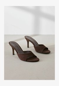 Sélectionné, chocolate brown suede