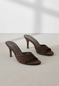 Kontsaga tagant lahtised kingad - chocolate brown suede