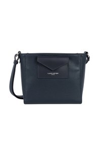 Sac bandoulière en cuir navy avec une surface texturée, poche frontale à rabat et une bandoulière amovible. Inclut un logo en relief sur la poche.
