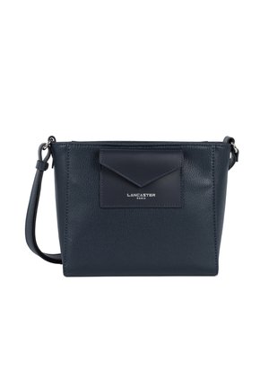 Sac bandoulière en cuir navy avec une surface texturée, poche frontale à rabat et une bandoulière amovible. Inclut un logo en relief sur la poche.
