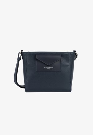 Sac bandoulière en cuir navy avec une surface texturée, poche frontale à rabat et une bandoulière amovible. Inclut un logo en relief sur la poche.