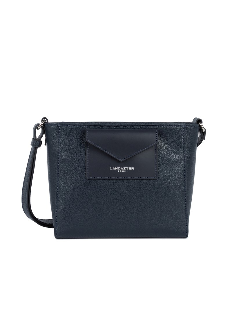 Sac bandoulière en cuir navy avec une surface texturée, poche frontale à rabat et une bandoulière amovible. Inclut un logo en relief sur la poche.