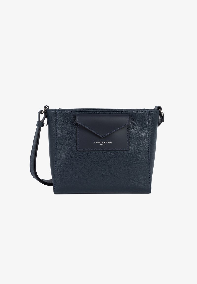 Sac bandoulière en cuir navy avec une surface texturée, poche frontale à rabat et une bandoulière amovible. Inclut un logo en relief sur la poche.