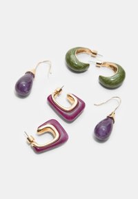 Set di orecchini con design a cerchio verde, goccia viola e stili quadrati, realizzati in resina con accenti in metallo color oro.