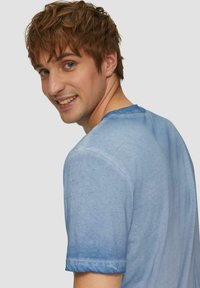 QS GEWASCHENES  MIT RUNDHALSAUSSCHNITT - T-Shirt basic - hellblau