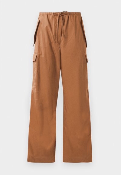 Bruine wijde cargo broeken van lichtgewicht stof, met een elastische tailleband met een trekkoord en zijzakken.
