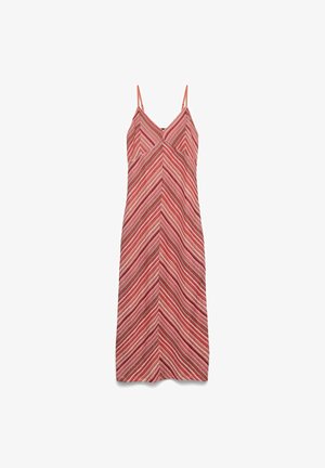 Robe midi sans manches avec fines bretelles, col en V et motif à rayures diagonales dans des tons de rouge, rose et beige.