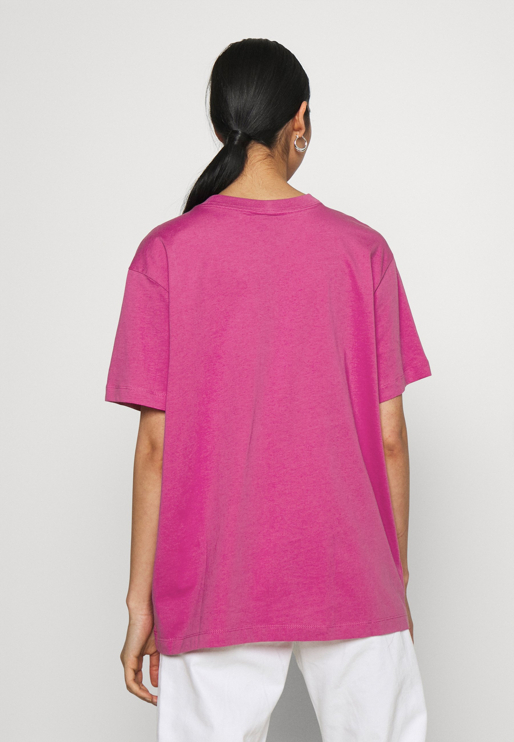 active fuchsia nike shirt