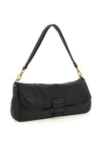 Borsa nera in pelle con patta pieghevole e tracolla removibile. Presenta dettagli in oro e una finitura liscia e strutturata.