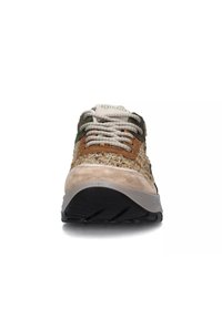 Sneaker marrone e beige con tomaia testurizzata, accenti verdi a contrasto, lacci rotondi e suola in gomma nera. Presenta il logo sulla linguetta.