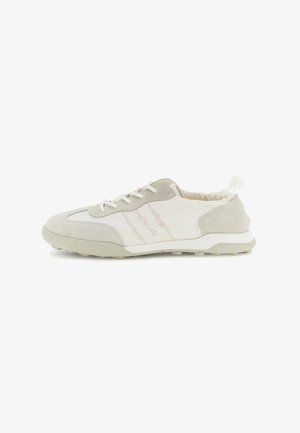 Lage beige en witte sneaker met suède accenten, witte veters en een trekkoordje aan de hiel tegen een witte achtergrond.