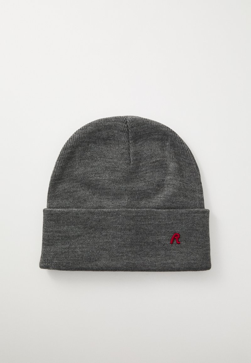 Bonnet tricoté gris avec un design à revers, présentant un petit logo rouge brodé à l'avant. Texture douce, forme arrondie en haut.
