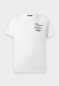 Camiseta de algodón blanca con un logo impreso en negro que dice "Chrome and Leather" en la parte superior izquierda del pecho. Mangas cortas, cuello redondo.