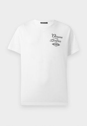 Hvit bomulls T-skjorte med et svart trykt logo som leser "Chrome and Leather" på øvre venstre brystområde. Korte ermer, rund hals.