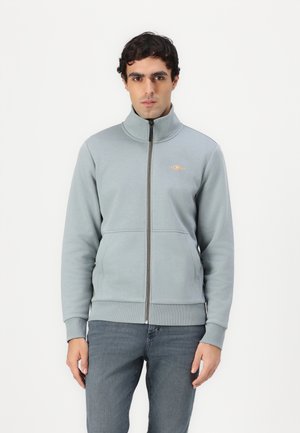 Džepar sweatshirt od svijetlosive tkanine, s visokim ovratnikom, rebrastim manžetama i prednjim džepom; mali zlatni logo na prsima.