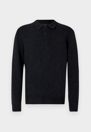 Must kollari, kolme-nupulise kaelusega, pikkade varrukatega ja soonikkudega varrukasuude ning hemiga must knit polo särk. Pehme, tekstuuriga materjal.