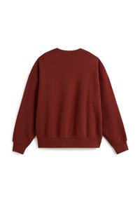 Sudadera burdeos de corte relajado, con mangas largas, puños y dobladillo de canalé. Textura suave, diseño minimalista sin logotipos visibles.