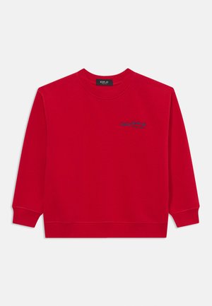 Rdeča pulover majica z okroglim izrezom, izdelana iz bombaža, z dolgimi rokavi in vezenim logotipom v mornarsko modri barvi spredaj. Gladka tekstura, minimalističen dizajn.