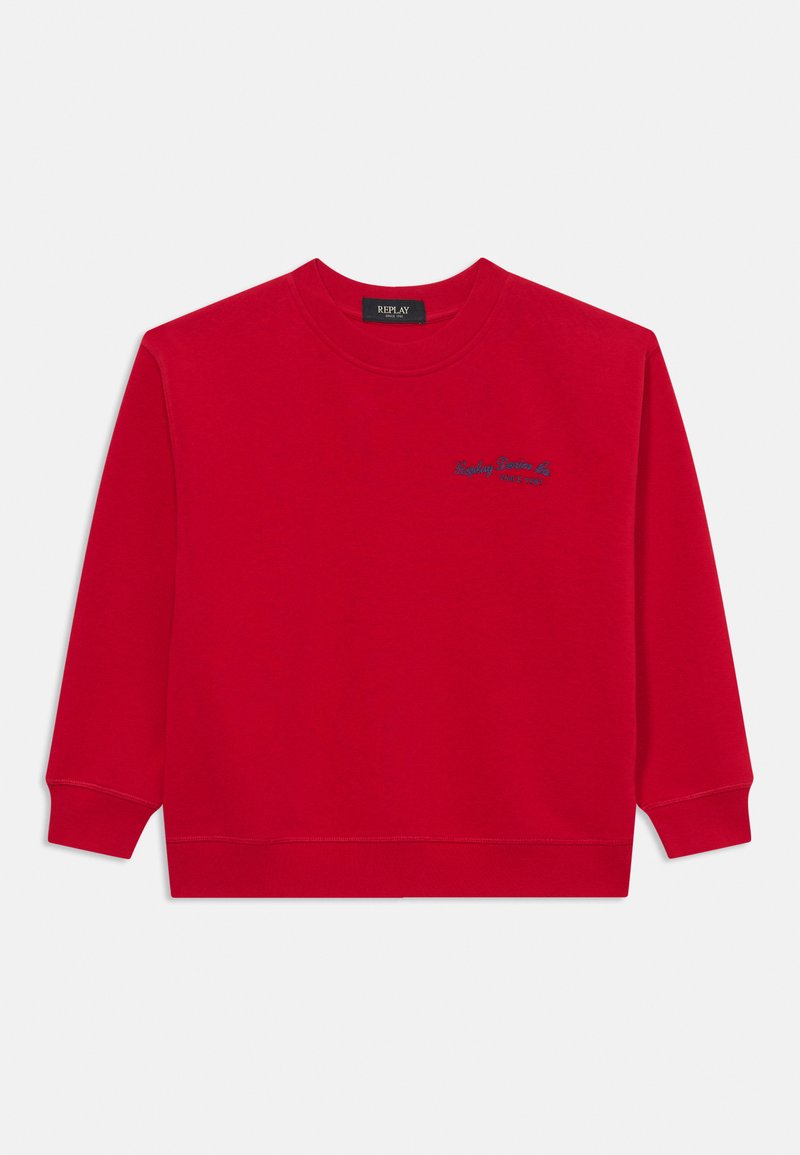 Roter Rundhalsausschnitt-Pullover aus Baumwolle, mit langen Ärmeln und einem gestickten Logo in Marineblau auf der Vorderseite. Glatte Textur, minimalistisches Design.