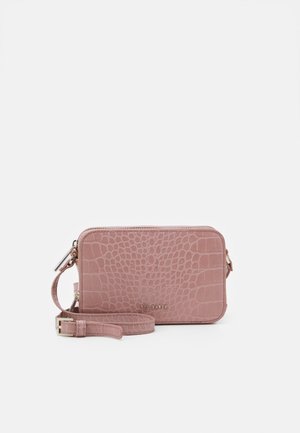 Mała prostokątna torebka na ramię w kolorze pudrowego różu z teksturą krokodyla, złotym zamkiem błyskawicznym, regulowanym paskiem oraz logo „Ted Baker” na środku przodu.