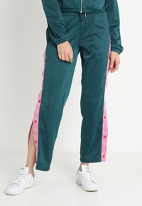 Urban Classics LADIES BUTTON UP TRACK PANTS - Donji dijelovi trenirke - jasper/coolpink/firered