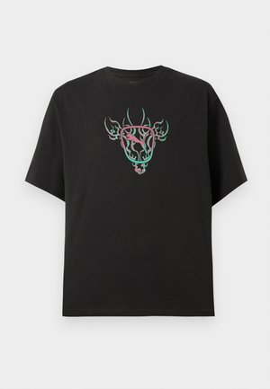 Čierne tričko s krátkym rukávom s farebným abstraktným dizajnom, ktorý obsahuje centrálny plameň pripomínajúci vzor a siluetu psa vo vnútri zaobleného štvorca.