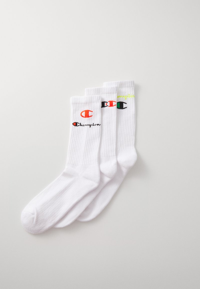 Tres pares de calcetines blancos de algodón, con textura acanalada y logotipos impresos en diferentes colores a los lados.