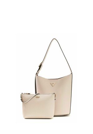 Due borse Guess beige, una grande borsa a spalla con logo triangolare, una pochette più piccola con cerniera, logo dorato e cinturino da polso removibile.