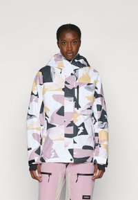 Mitmevärviline veekindel jope, millel on roosade, mustade ja beežide toonidega kamuflaažimuster; sisaldab kõrget kaelust ja lukuga taskuid.