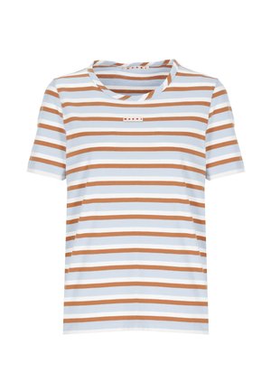 Giovane donna con maglietta a righe, giacca a maglia larga a righe, pantaloncini verde oliva, scarpe bianche e nere, che tiene una piccola borsa marrone.