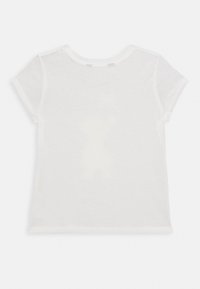 Bílé tričko s krátkým rukávem, které má kulatý výstřih a na zadní straně jemný vzor siluety medvídka. Měkký bavlněný materiál.