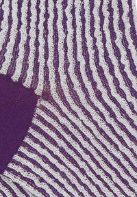 Tessuto a strisce viola e bianche con una texture ondulata. Presenta una sezione solida viola a contrasto. Materiale leggero e traspirante.