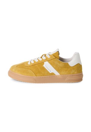 Baskets en suède jaunes avec des accents blancs, bout rond, design à lacets et semelle en caoutchouc beige épaisse. Détails de couture clairs sur la tige.