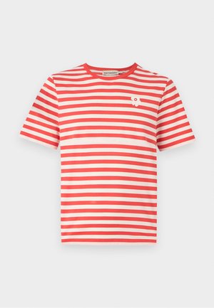 Röd och gräddstrimmig t-shirt med rund hals, korta ärmar och en blommig logotyp på vänster bröst. Tillverkad av mjukt bomullstyg.
