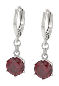 Orecchini a cerchio in argento con pietre rosse sfaccettate, impostati in un design a artiglio, con una finitura lucida e un aspetto pendente.