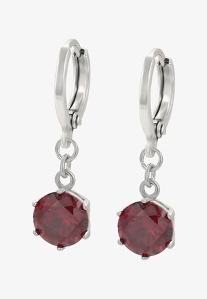 Orecchini a cerchio in argento con pietre rosse sfaccettate, impostati in un design a artiglio, con una finitura lucida e un aspetto pendente.