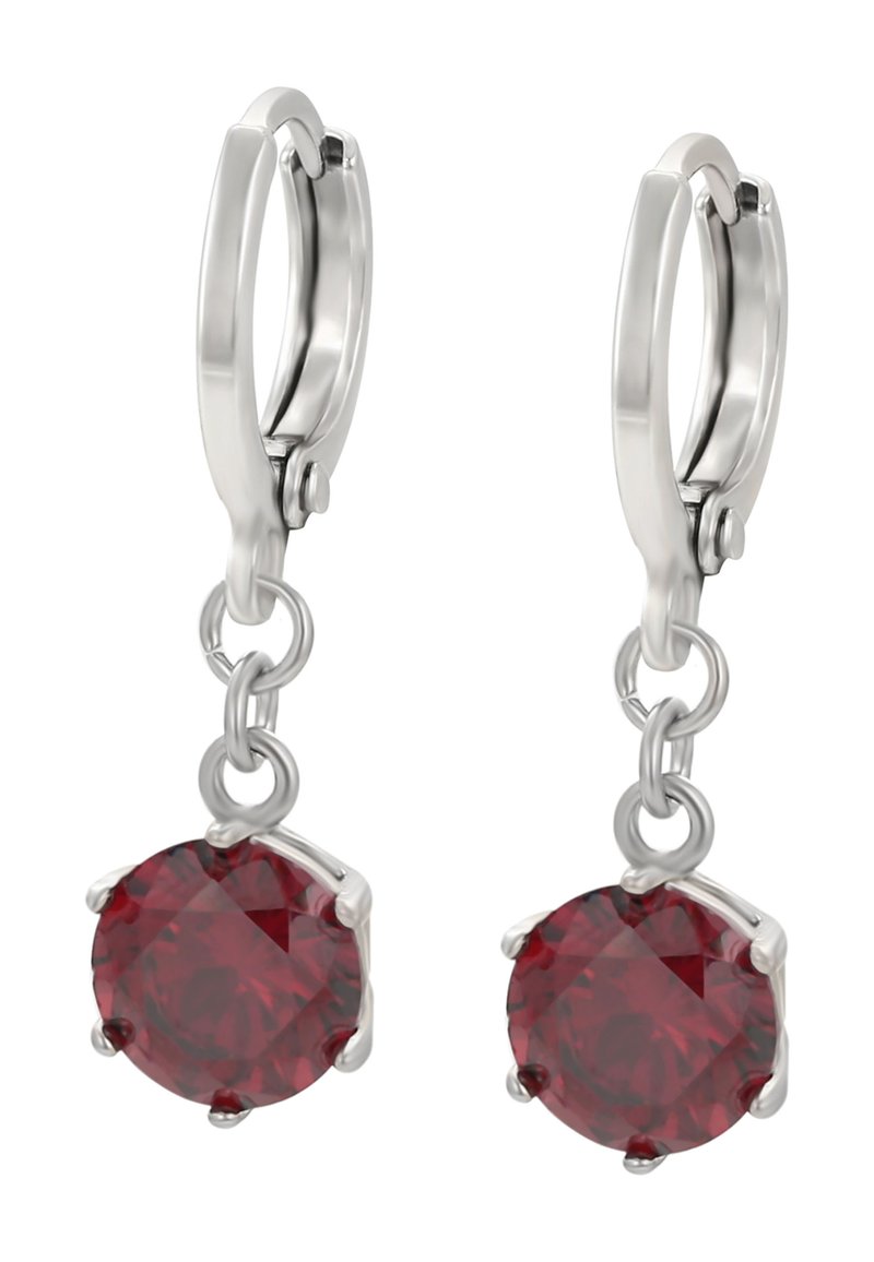 Orecchini a cerchio in argento con pietre rosse sfaccettate, impostati in un design a artiglio, con una finitura lucida e un aspetto pendente.