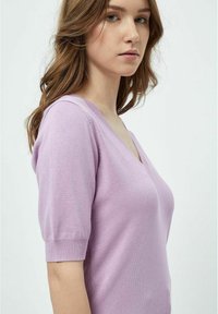 Minus MILLA V-NECK  - Paprasti marškinėliai - lupine purple