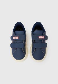 Tumesinised tossud kahe takjakinnitusega, millel on kee peal rõhutatud punane "MARVEL" logo ja kontrastne valge välistald.