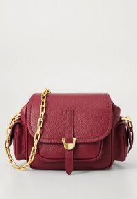 Skulderveske i burgunderrødt skinn med gullkjede som stropp, klaffelukking og spenne foran. Har sidelommer og strukturert overflate.