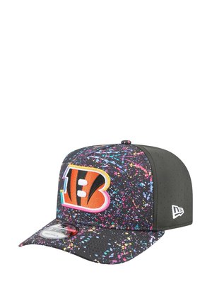 Casquette noire avec un motif éclaboussé coloré et un grand logo orange en forme de "B" à l'avant. Dotée d'une visière plate et de côtés aérés.