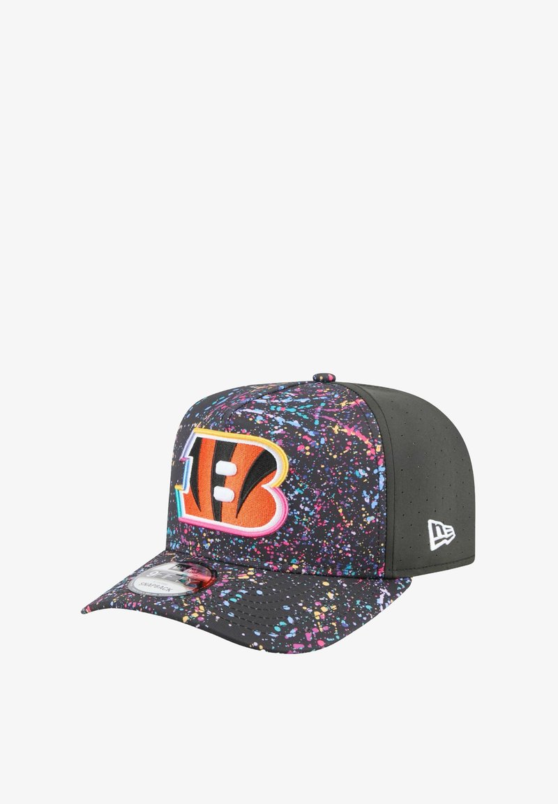 Schwarze Kappe mit buntem Spritzmuster und einem auffälligen orangen "B"-Logo auf der Vorderseite. Sie hat einen flachen Schirm und belüftete Seiten.